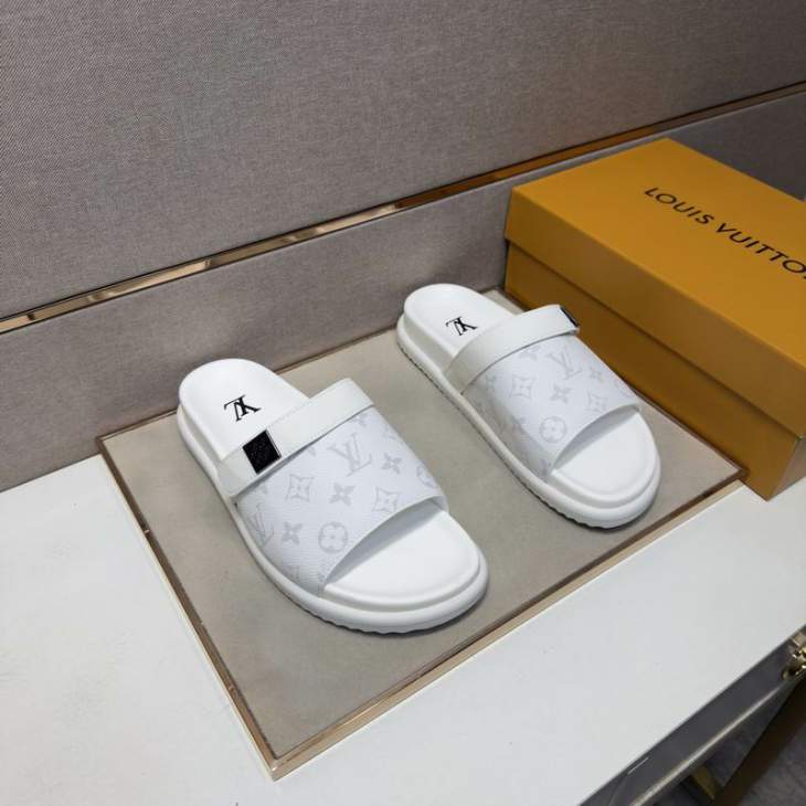 Picture of Louis Vuitton Slippers _SKULVsz38-44hnx04111512